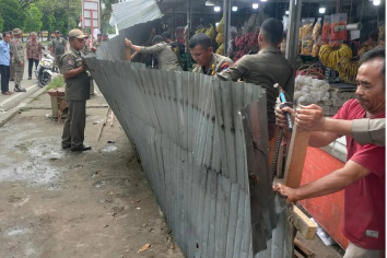 Satpol PP Padang tertibkan PKL di jalan Adinegoro. (Foto: Istimewa)