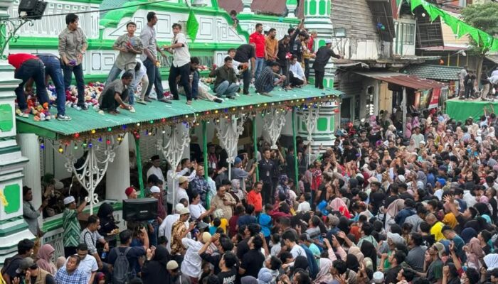Tradisi Serak Gulo Jadi Perekat Keberagaman Warga Padang