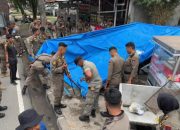 Satpol PP Padang Tertibkan Lapak Liar di Trotoar Jalan Adinegoro