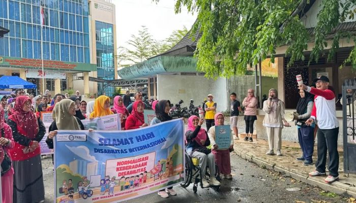 Peringati Hari Disabilitas Internasional, Puluhan Siswa SLB Ikuti Jalan Sehat di CFD Padang