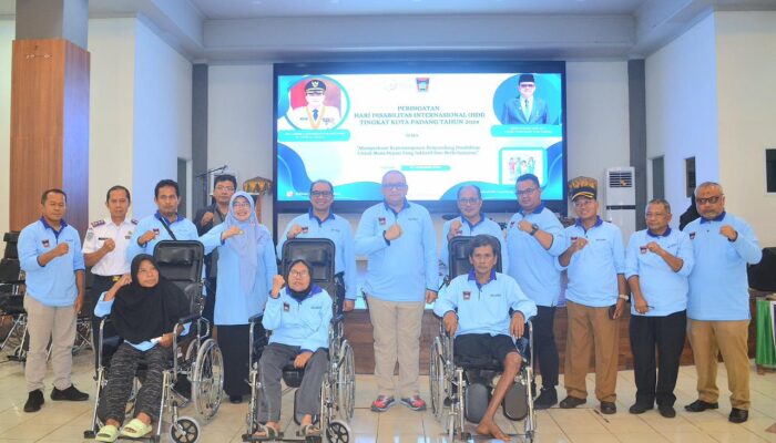 Semangat Inklusif HDI 2024, Pemko Padang Serahkan Bantuan Kursi Roda untuk Disabilitas