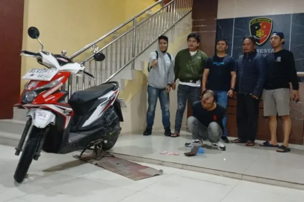 Satreskrim Polresta Bukittinggi berhasil menangkap seorang penjambretan uang sumbangan pembangunan Masjid Jamik Tarok, Bukittinggi. (Foto: Istimewa)