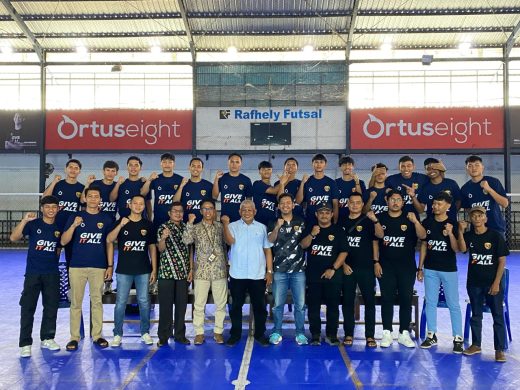 Tim futsal Rafhely FC dan manajemen berfoto bersama. (Foto: Ingatlah.com)