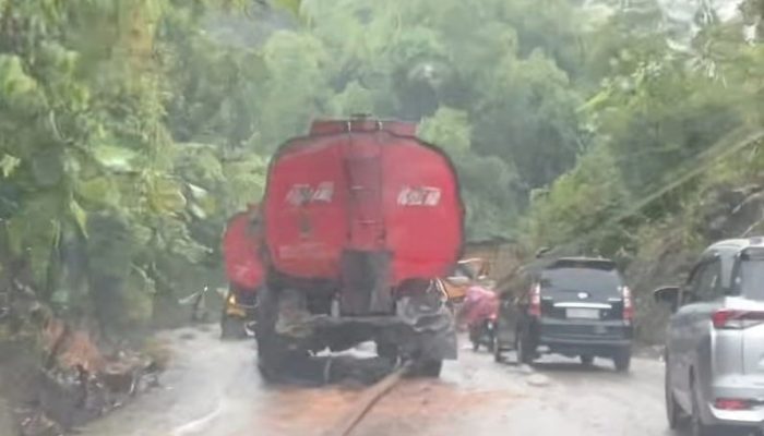 Minyak CPO Tumpah, Jalur Padang-Solok Macet Panjang