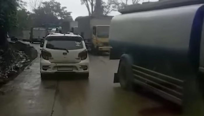 Tumpahan CPO Ganggu Arus Lalu Lintas Padang-Solok