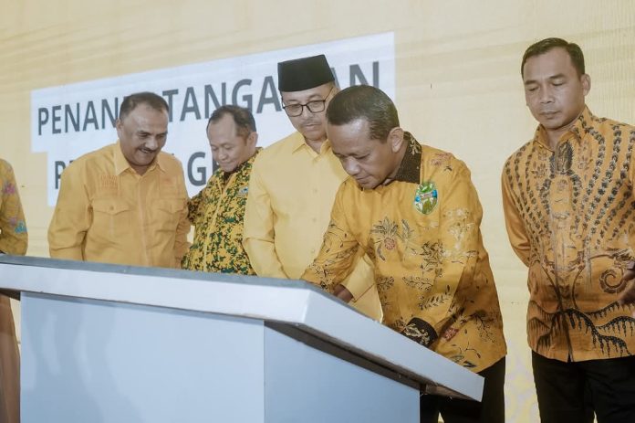 Ketua Umum Partai Golkar, Bahlil Lahadalia, meresmikan kantor baru DPD Partai Golkar Sumatera Barat pada Minggu (15/12/2024). (Foto: Istimewa)