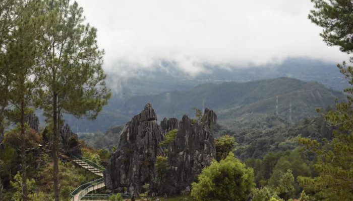 Geosite Batu Runcing: Destinasi Wisata Baru yang Memukau di Sawahlunto