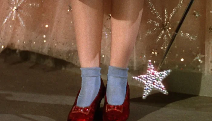 Sepatu Ikonik “The Wizard of Oz” Dilelang, Terjual Rp444 Miliar