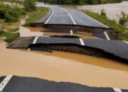 Jalan Provinsi di Sutera Pesisir Selatan Putus Total Akibat Banjir