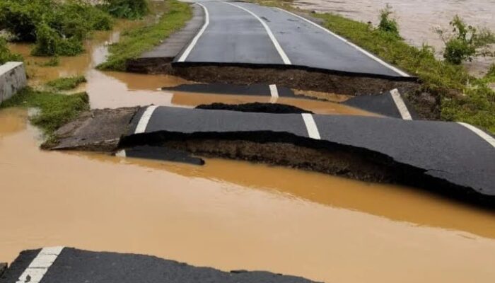 Jalan Provinsi di Sutera Pesisir Selatan Putus Total Akibat Banjir