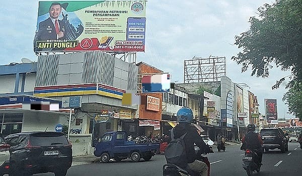 Beginilah penampakan baliho Anti Pungli dengan foto besar Mantan Pj Wali Kota Pekanbaru Risnandar Mahiwa.(ist)