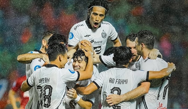Para pemain Persija Jakarta saat merayakan kemenangan atas Semen Padang FC, Jumat (6/12/2024).(doc.persija)