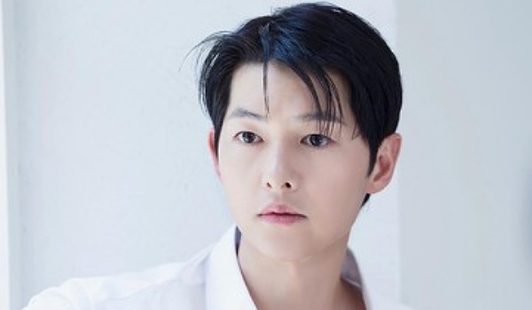 Penampilan Baru Song Joong Ki Usai Punya Dua Anak Bikin Pangling. Foto: dok. Esquire Korea