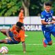Straiker andalan PSPS Pekanbaru, Ilham Fathoni saat lolos dari penjagaan pemain Dejan FC.(ist)