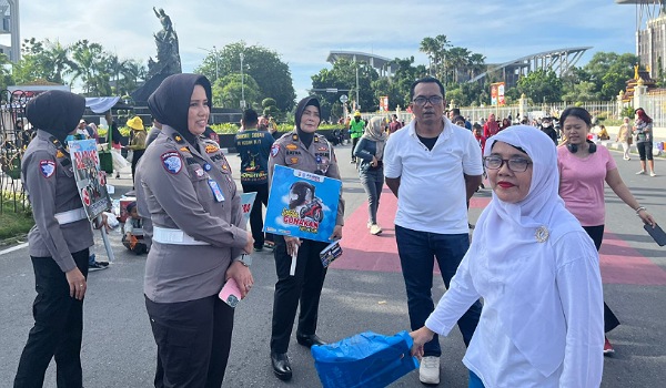 Polwan Ditlantas Polda Riau saat menyapa warga di kawasan Car Free Day Pekanbaru.(ist)