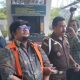 Bendahara PMI Riau, Rambun Pamenan terlihat menggunakan baju tahanan dan tangan diborgol di Kejati Riau, Senin (9/12/2024).(ist)
