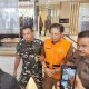 Datuk Syahril Abu Bakar, mantan Ketua Palang Merah Indonesia (PMI) Provinsi Riau menggunakan rompi oranye saat keluar dari Kejati Riau.(ist)