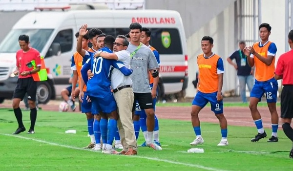 Pemain PSPS Pekanbaru bersama Aji Santoso sast merayakan gol yang dicetak Jhon Edy Mena saat melawan Sriwijaya FC.(ist)