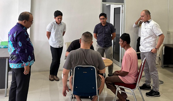 Subdit II Direktorat Reserse Kriminal Khusus (Ditreskrimsus) Polda Riau secara resmi menyerahkan dua tersangka beserta barang bukti kepada Jaksa Penuntut Umum (JPU) Kejaksaan Tinggi Riau, Selasa (17/12/2024).(ist)