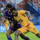 Beginilah salah satu duel penyerang Semen Padang FC, Stewart dalam laga menghadapi Persik Kediri, Sabtu (21/12/2024).(ist)