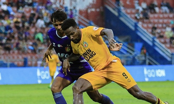 Beginilah salah satu duel penyerang Semen Padang FC, Stewart dalam laga menghadapi Persik Kediri, Sabtu (21/12/2024).(ist)