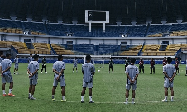 Para punggawa Persib Bandung terlihat membuat pola lingkaran jelang memulai latihan.(ist)