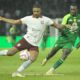 Beginilah salah satu duel pemain Borneo FC saat menghadapi Persebaya Surabaya beberapa waktu lalu.(ist)