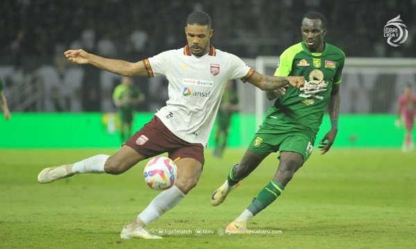 Beginilah salah satu duel pemain Borneo FC saat menghadapi Persebaya Surabaya beberapa waktu lalu.(ist)