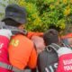 Personel Basarnas Pekanbaru saat mengevakuasi korban tenggelam di Kampar.(ist)