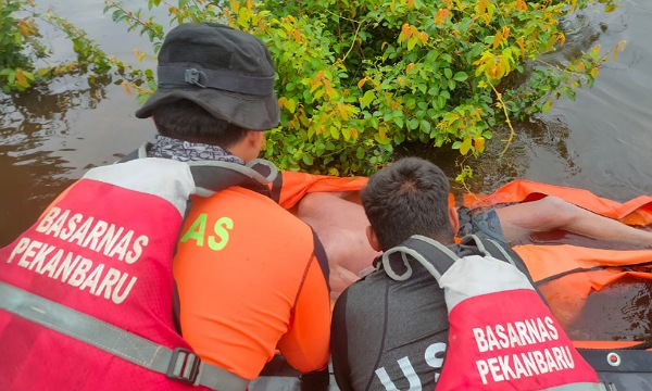 Personel Basarnas Pekanbaru saat mengevakuasi korban tenggelam di Kampar.(ist)