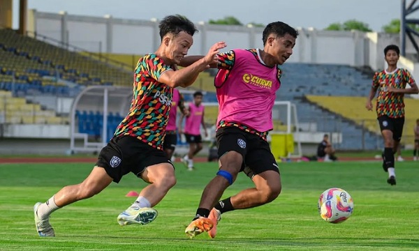 Para pemain PSPS saat berlatih di Stadion Kaharuddin Nasution Pekanbaru.(ist)