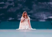 Taylor Swift Hadiri Pertandingan Chiefs-Texans dengan Mantel Ikonik, Album Terbaru Kembali Puncaki Billboard 200