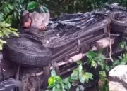 Hujan Deras, Satu Unit Mobil Terperosok ke Parit di Jalan Akses BIM Padang Pariaman