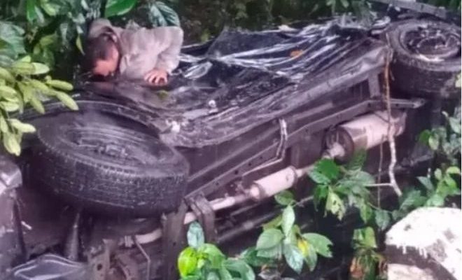 Hujan Deras, Satu Unit Mobil Terperosok ke Parit di Jalan Akses BIM Padang Pariaman