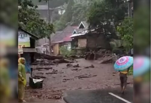Kondisi jalan lingkar Danau Maninjau, tepatnya di Jorong Sigiran, Kabupaten Agam. (Tangkapan layar: FB @Lindawati Rusli)