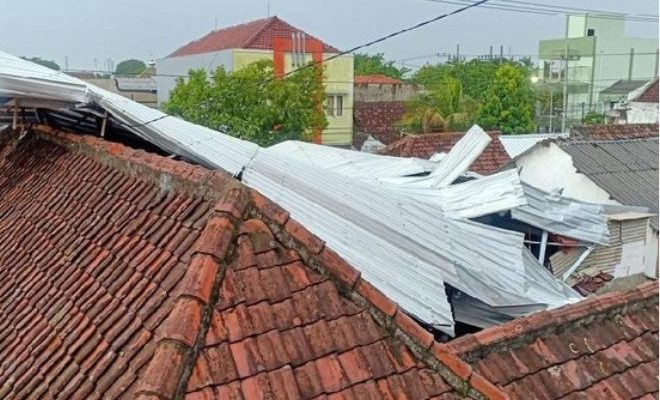 12 Rumah Rusak Akibat Hujan dan Angin Kencang di Pauh Padang