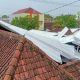 Ilustrasi atap rumah terbang karena angin kencang. (Foto: Istimewa)