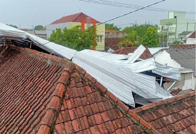 Ilustrasi atap rumah terbang karena angin kencang. (Foto: Istimewa)