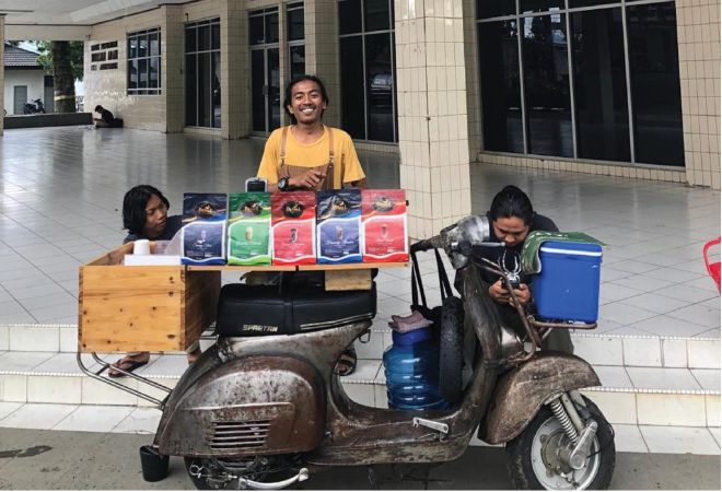 Wowen Anjona (24), mahasiswa DKV ISI Padang Panjang, berkeliling menjajakan kopi di sekitar kampus. (Foto: Diskominfo)