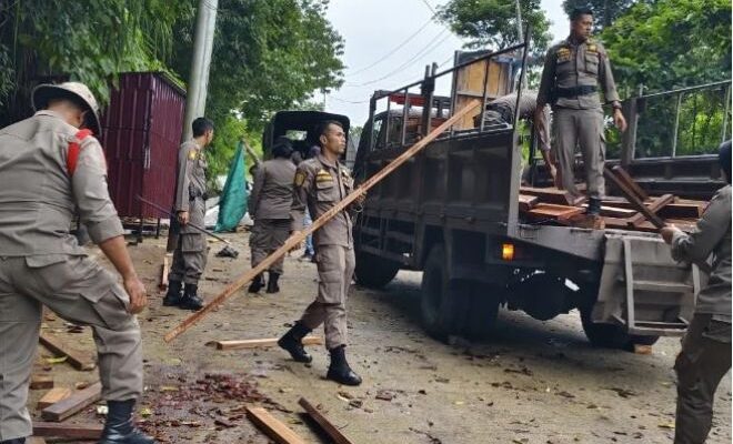 Satpol PP Kota Padang Bongkar Bangunan Liar di Kawasan Air Manis