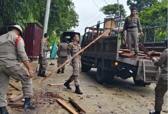 Satpol PP Padang membongkar sebuah bangunan liar (Bangli) yang berdiri di atas bahu jalan. (Foto: Istimewa)