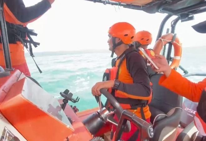 Tim SAR menyisir perairan Muara Masi Siberut mencari korban longboat. (Foto: Istimewa)