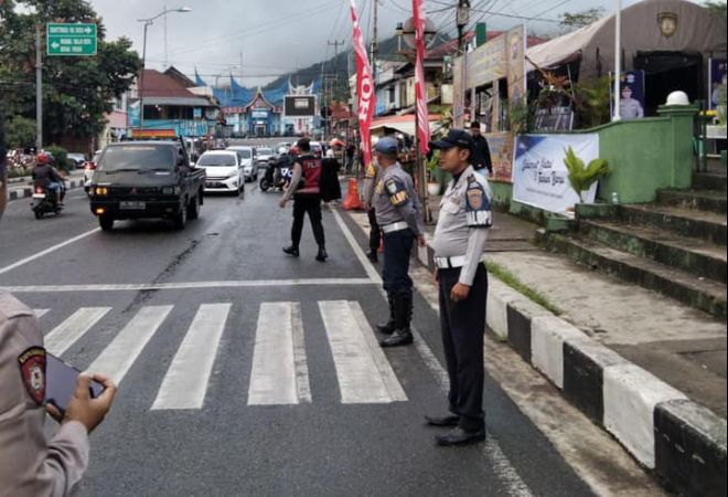Dishub Padang Panjang saat mengamankan jalan saat libur Natal. (Foto: Diskominfo)