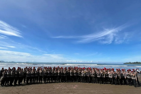 Reserse Polresta Padang Gelar Upacara Pembaretan di Pantai Air Manis