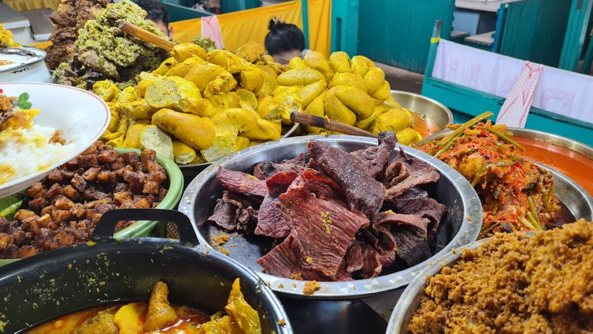 Kelezatan Nasi Kapau khas Sumatera Barat [Foto: Taurino Poncomulyo]