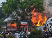 Kebakaran di Dharmasraya Hanguskan Tujuh Toko, Kerugian Capai Ratusan Juta