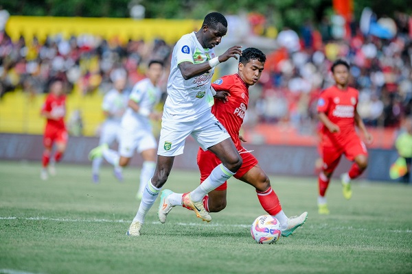 Semen Padang FC vs Persebaya Surabaya. (Foto: Persebaya)