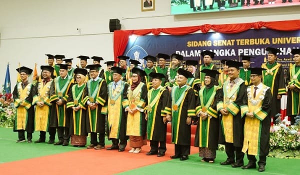 Pengukuhan 13 Guru Besar Universitas Riau dalam Sidang Senat Terbuka di Gedung Student Center Kampus Binawidya, Selasa (10/12/2024).