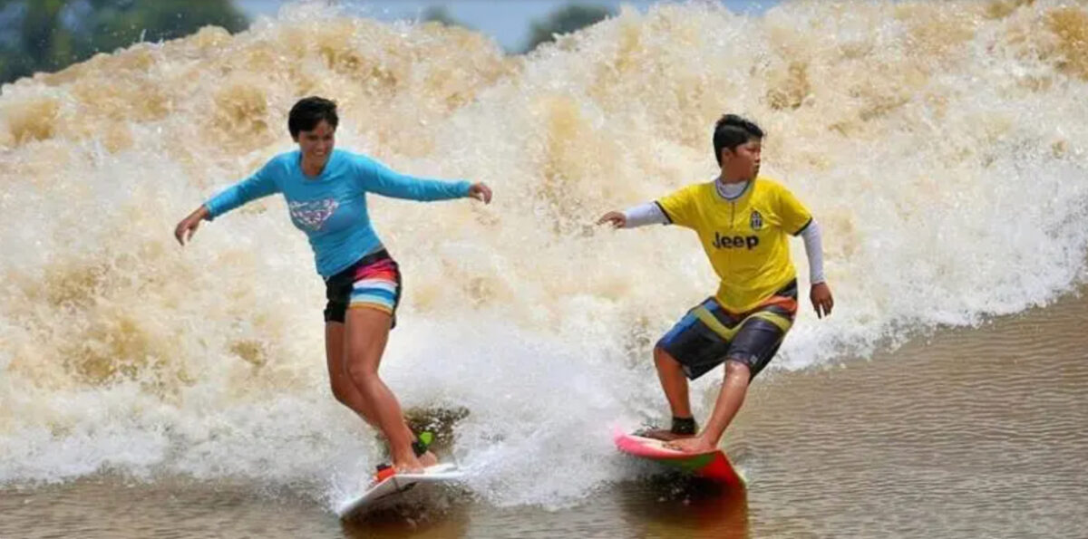 Bono Surfing di Sungai Kampar[Foto: Kemenparekraf/Baparekraf RI]
