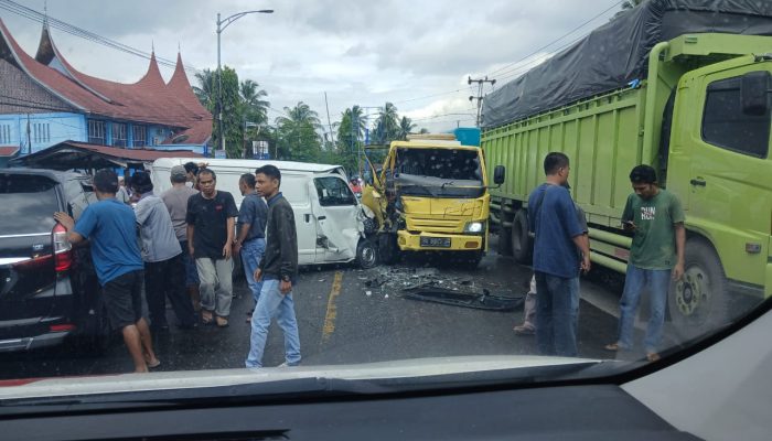Kecelakaan di Koto Baru Solok, Truk Tangki dan Dua Minibus Terlibat